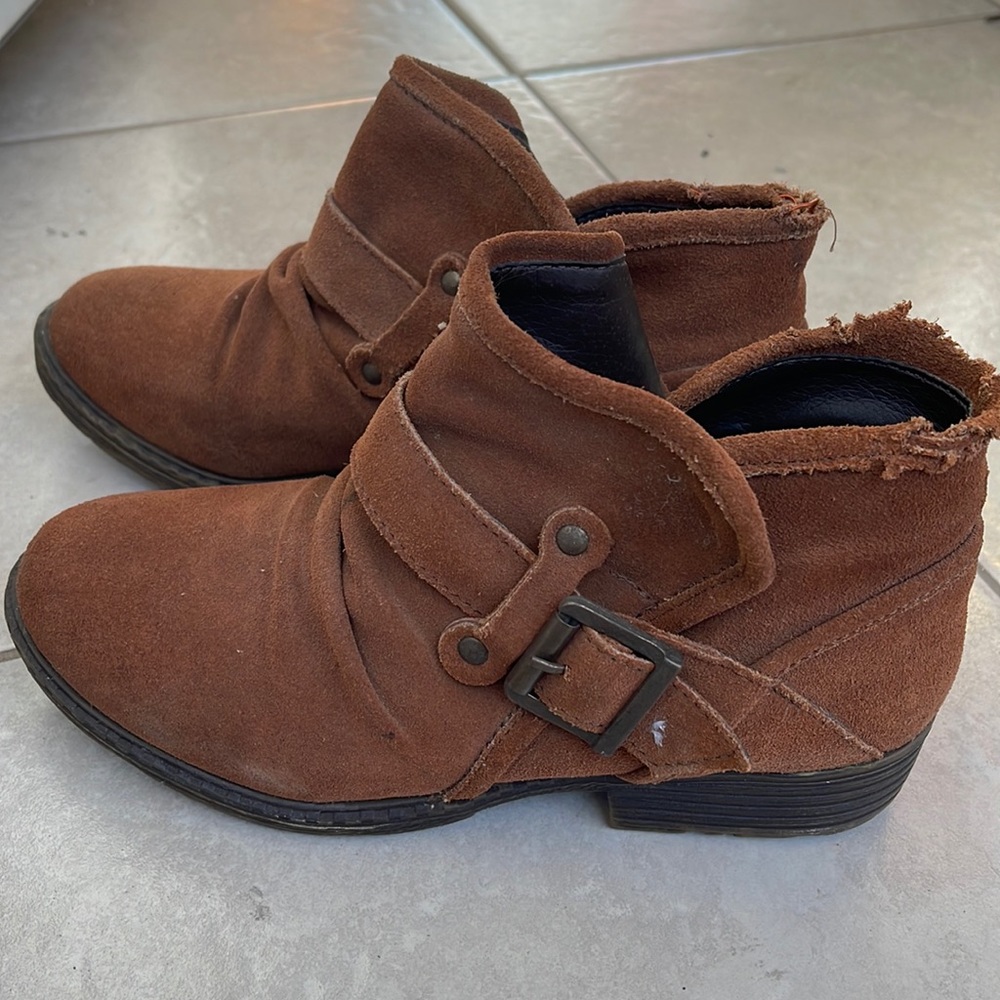 Report nice pair. Size 5.5 .